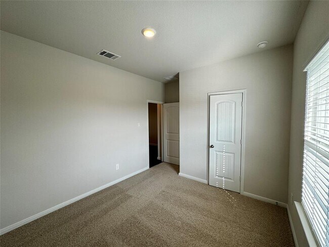 Building Photo - 115 Bethpage Dr