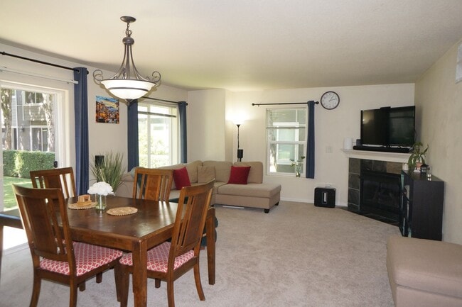 Building Photo - Beautiful Beaverton Townhouse