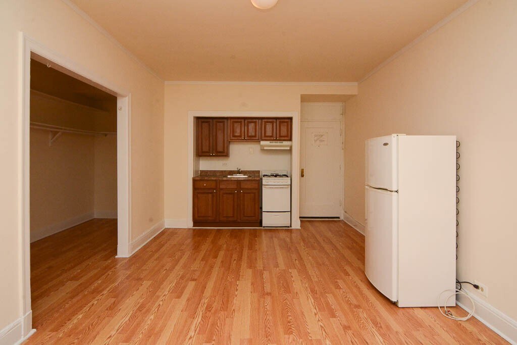 Building Photo - 3335 W Diversey Ave