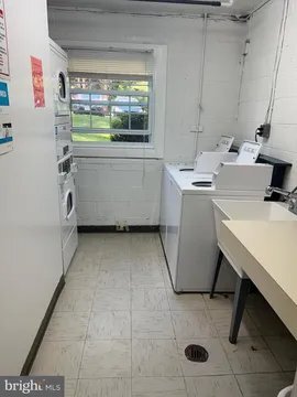 Building Photo - 3915 Lyndhurst Dr