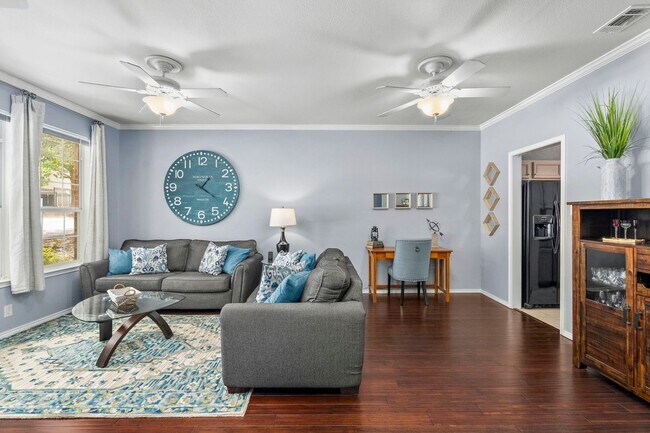 Building Photo - Stylish Townhome Living in Oak Creek