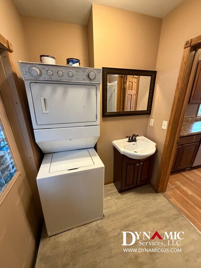 Building Photo - 717 W 16th St