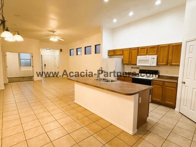 Building Photo - Three bedroom home in Barrio Central