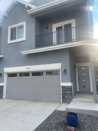 Building Photo - 2828 Straus Ln
