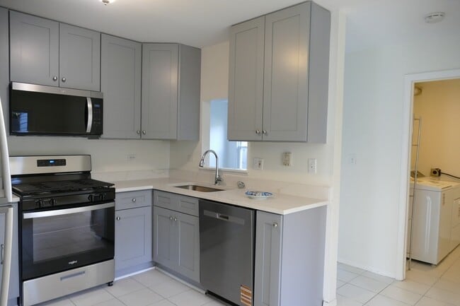 Building Photo - 1076 Crestwood Ln