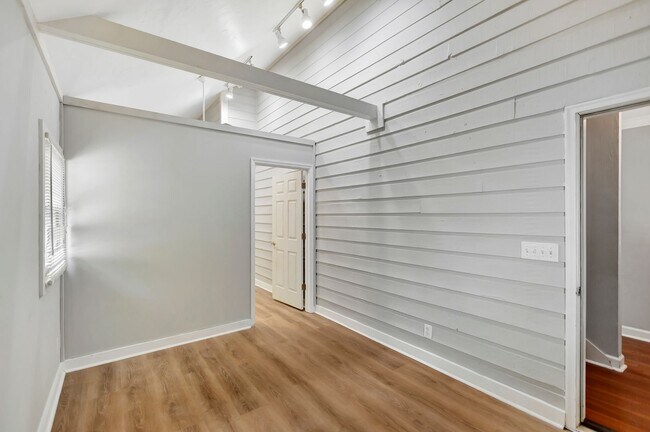 Building Photo - Prime Location Near Ravenel Bridge & Charl...