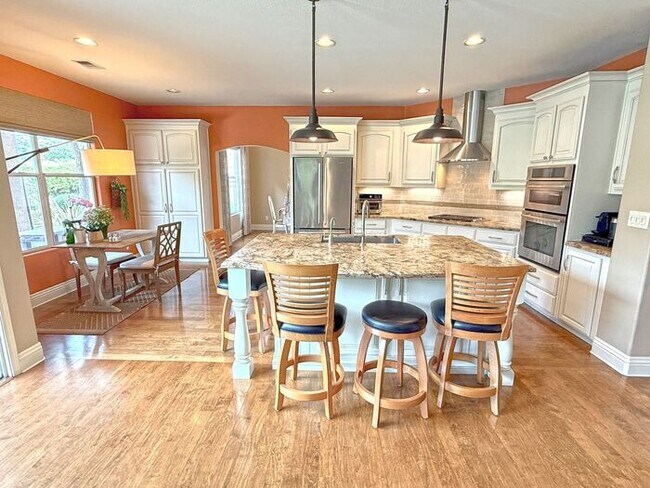 Building Photo - 5881 Capilano Dr