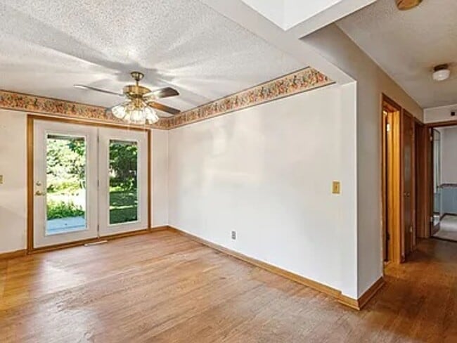 Building Photo - Welcome to this charming 3 bedroom, 3 bathroom home in the desirable Minnetonka. Avail. April 1st...