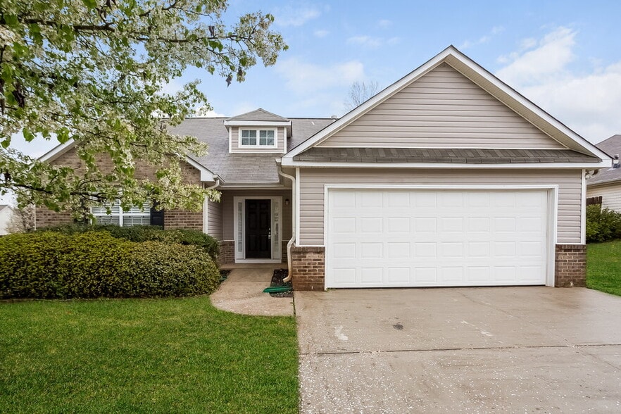 Primary Photo - 5275 Yellow Pine Dr