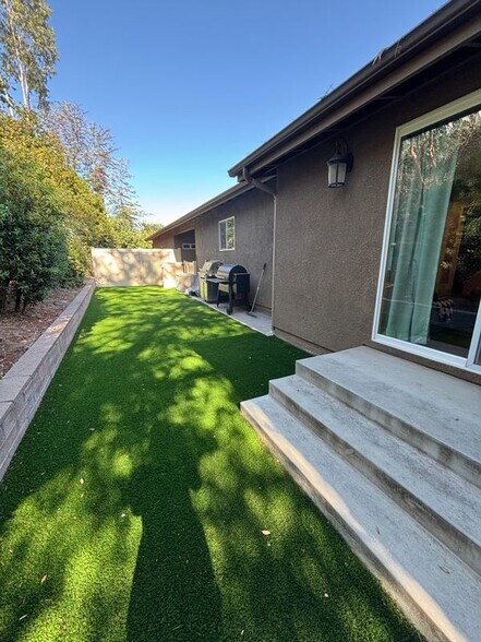 Building Photo - 13758 Lakeview Ct