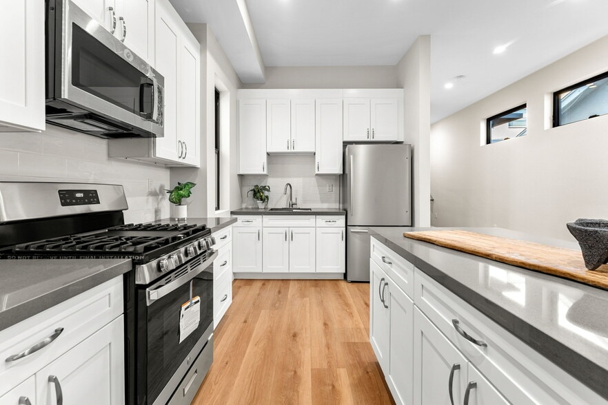 Building Photo - 2430 E 7th St