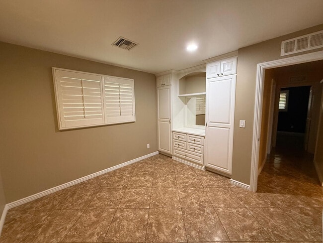 Building Photo - 4028 W Augusta Ave