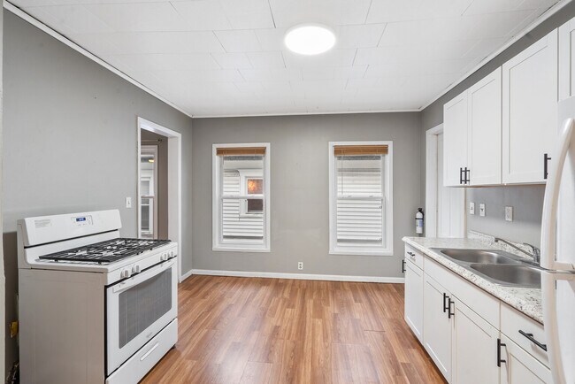 Kitchen - 313 Tompkins St