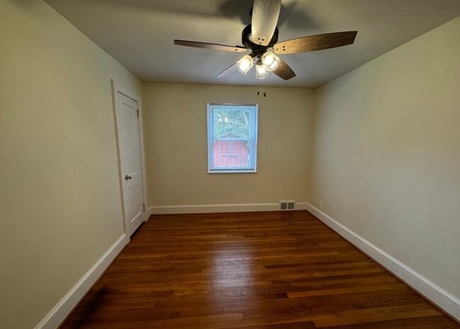 Building Photo - 4011 Rolling Hill Dr