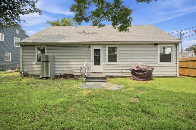 Building Photo - Freshly Renovated Ranch Ready for Move-In
