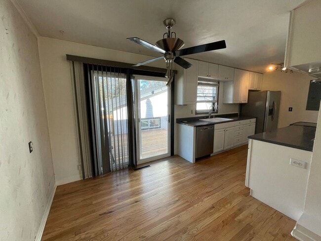 Building Photo - 3 Bed 2 Bath Home With 2000+ Square Feet With Exclusive Access to Rock Island Trail!!