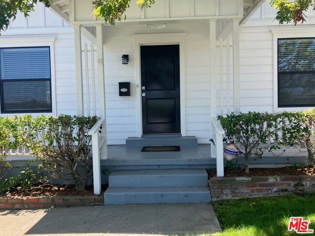 Building Photo - 7270 W 85th St