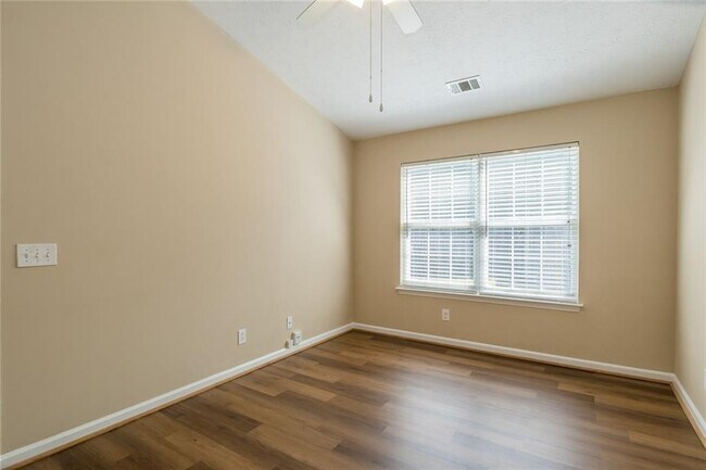 Building Photo - 2375 Lexington Ln