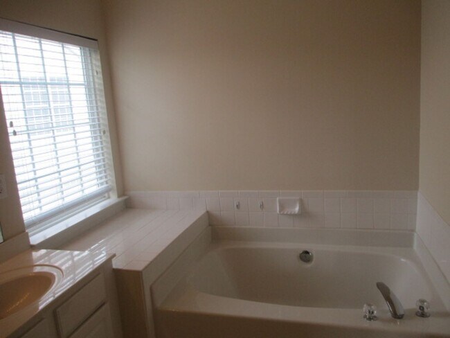 Building Photo - Lovely 3br/2.5ba in exc community, 2 car gar, exc deck, comm rec included!! Avail July 15, 2026!