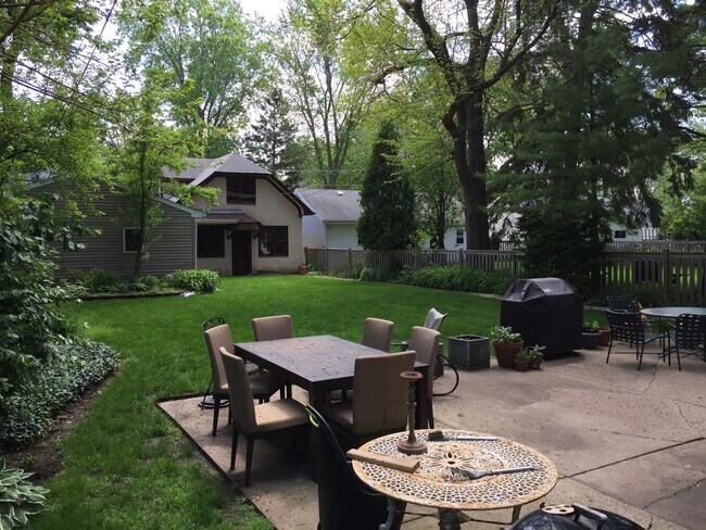 Building Photo - Move In June 1st 2026! 2 Bedroom 2 bath - Pet's OK - Wilmette
