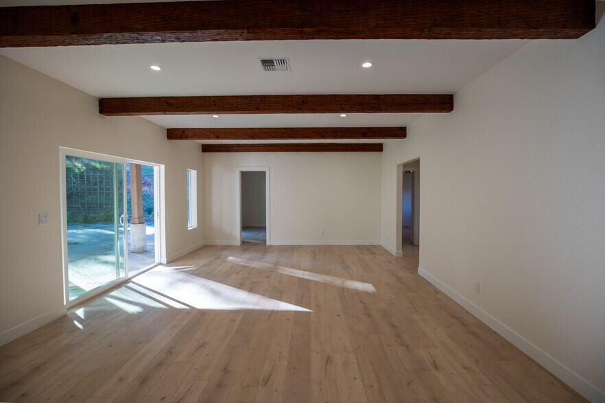 Building Photo - 384 Crazy Horse Canyon Rd