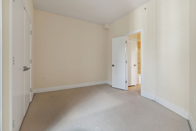 Building Photo - Available Now! // 1 Bedroom 1 Bathroom // ...