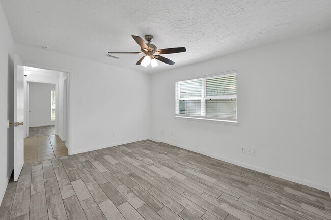 Building Photo - 3 W Woodtimber Ct