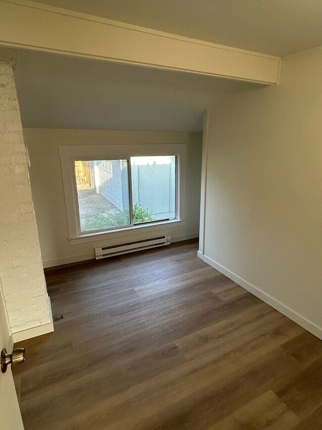 Building Photo - Renovated 1 Bed, 1 Bath apartment in West Seattle Triplex, $1,895/month