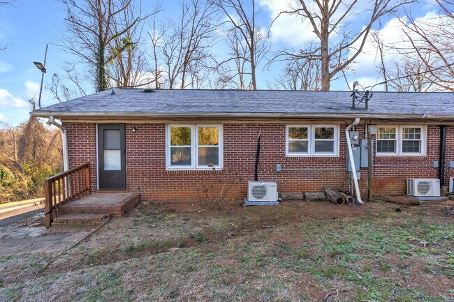 Building Photo - Freshly Updated 2BR / 1BA Single-Level Duplex $1125/mo rent