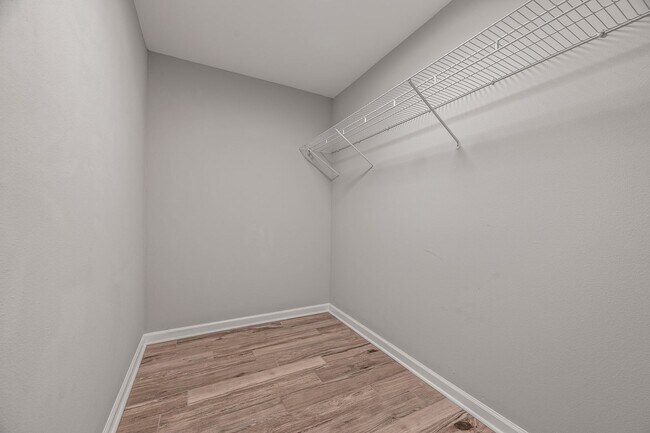 Building Photo - Stunning 4 bedroom with two bonus spaces, ...