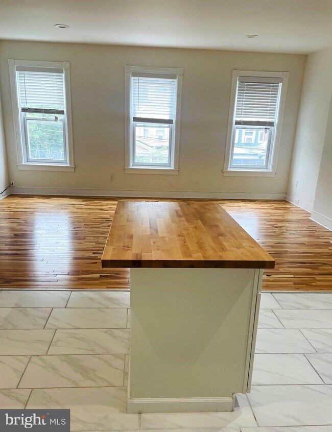 Building Photo - 442 W Hanover St