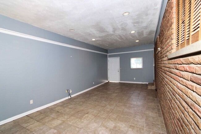 Building Photo - 4 Bed 2 Bath House for Rent
