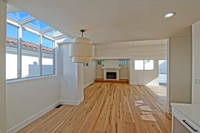 Building Photo - Beautifully Remodeled, 4BR4.5BA Hill Section Home w/ Amazing Panoramic Ocean Views, 3 Decks, Atri...