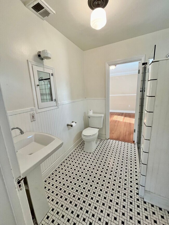 Building Photo - MOVE IN READY!! 2 BEDROOM 1 BATH W/OFFICES