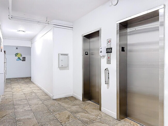 Building Photo - 5208 NE 24th Terrace