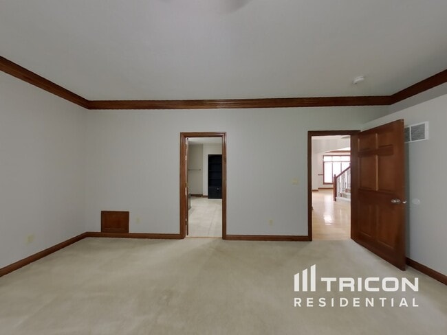 Building Photo - 6055 Fawnwood Dr