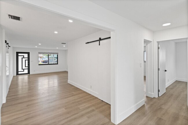 Building Photo - Beautiful home in quiet neighborhood