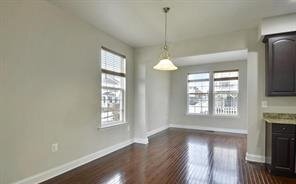 Building Photo - Beaufiful 3BR 2.5BA end unit town home wit...