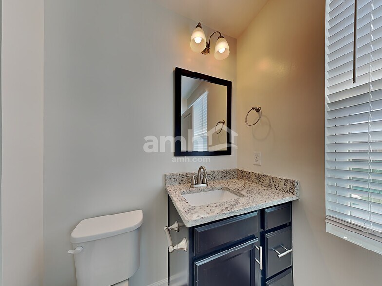 Building Photo - 204 Castlebrook Dr