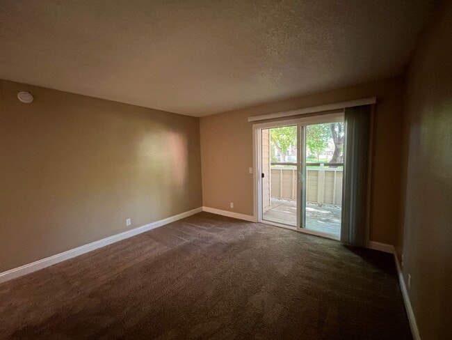Building Photo - 2 Bedroom 1 Bathroom South Reno Condo