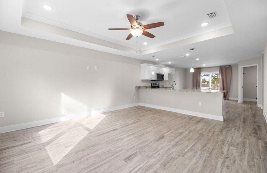 Building Photo - 13050 Hartung Ave