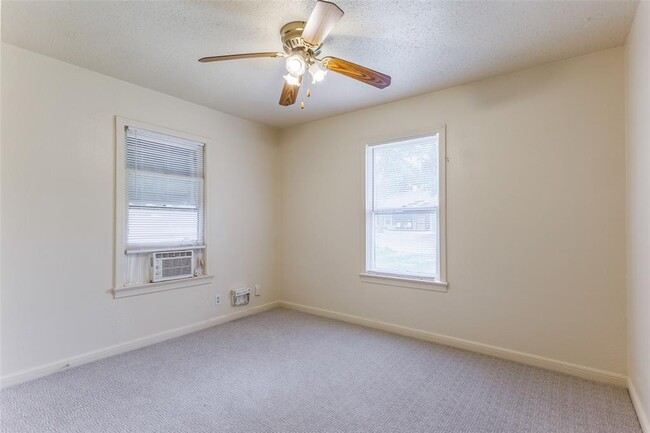 Building Photo - 1902 Pasadena Dr