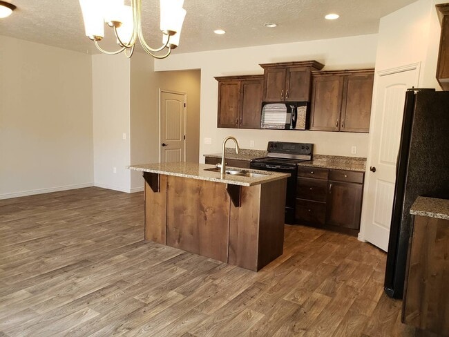 Building Photo - Gorgeous 3 bedroom 2.5 baths with great am...
