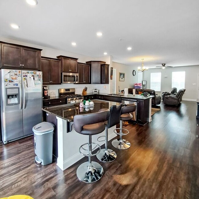 Building Photo - Gorgeous 3-Level End Unit Townhome, 3 Bedr...