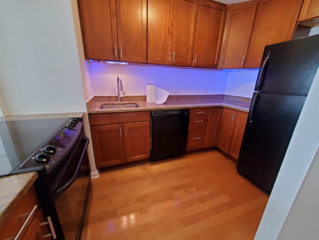 Building Photo - 4343 N Clarendon Ave