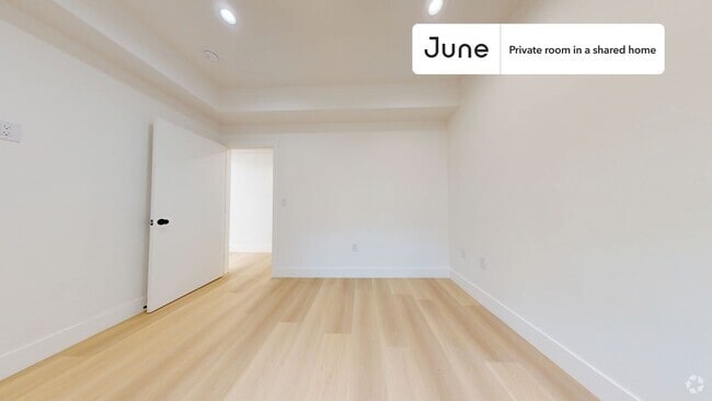 Building Photo - 1321 N June St