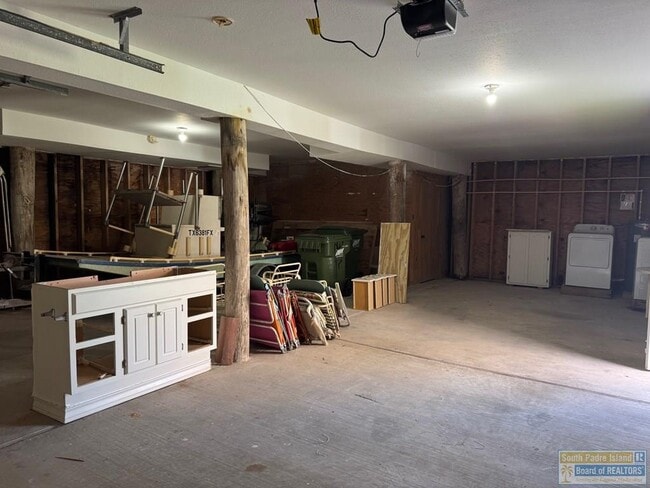 Building Photo - 110 E Hibiscus St