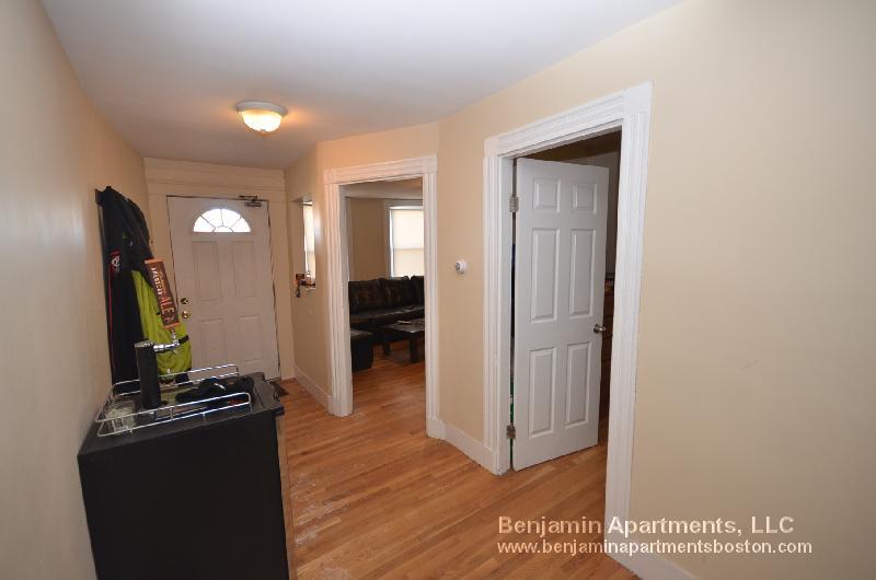 Building Photo - 861 E 1st St