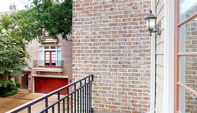 Building Photo - 2024 Vermont St