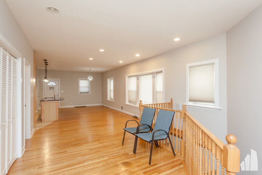 Building Photo - 845 W Lawrence Ave